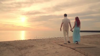 Romantik Çift plaj. Çift plaj. Kumsalda yürüyen bir çift. Aşk kavramı