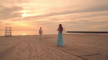 Çift birbirlerine doğru yürürken seviyorum. Sahilde romantik akşam