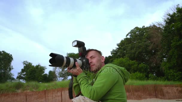 Fotógrafo tirando foto com câmera fotográfica. Fotógrafo profissional — Vídeo de Stock