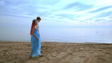 Kumsalda yürüyen bir çift. Aşk çift yürüyen plaj. Mutlu çift beach