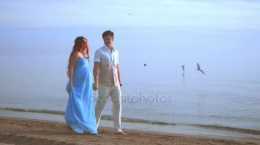 Hamile çift deniz plaj üzerinde. Çift plaj. Aşk çift Sahilde yürüyüş