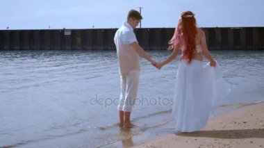 Okyanus plaj su çift ayakta. Romantik tatil