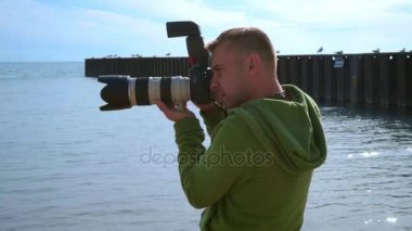 Fotoğrafçı alarak fotoğraf deniz Plajı'nda. Fotoğrafçı fotoğraf makinesi ile yakın çekim