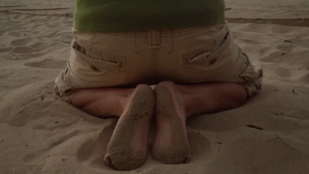 Професійний фотограф фотографує пару на пляжі. Панно з ніг людини — стокове відео