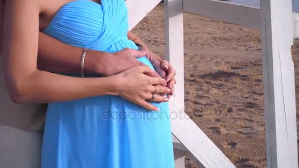 Těhotné břicho ruce. Closeup těhotné bříško. Bříško těhotné pár hospodářství