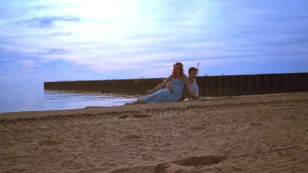 Casal de amor deitado na praia do mar. Praia de casal romântico. Casal de amor — Vídeo de Stock