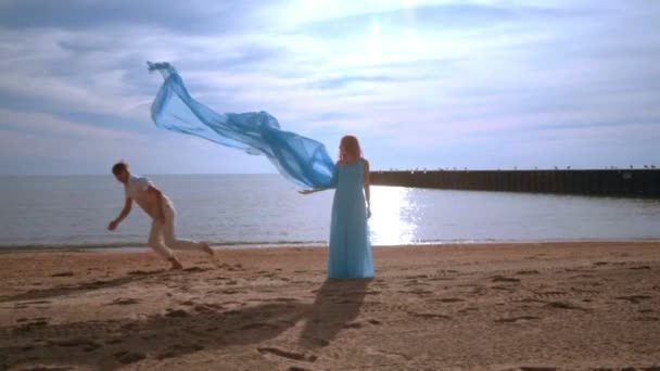 Moda de embarazo. Modelo embarazada en vestido azul en la playa. Mujer embarazada — Vídeo de stock