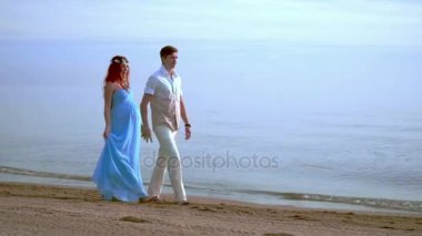 Aşk çift Sahilde yürüyüş. Hamile çift yürüyen plaj. Çift beach