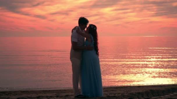 在日落时接吻的夫妇。对夫妇海滩日落。亲吻的剪影。爱的情侣 — 图库视频影像