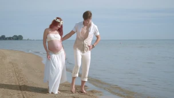 Coppia d'amore che disegna sulla spiaggia. Coppia romantica si diverte sulla spiaggia di mare — Video Stock