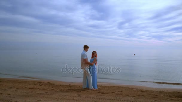 Praia de casal grávida. Casal grávida abraçando na praia do mar. Amor casal praia — Vídeo de Stock