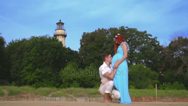 Boldog ember terhes hasa csók. Csók belly terhes feleség férj — Stock videók