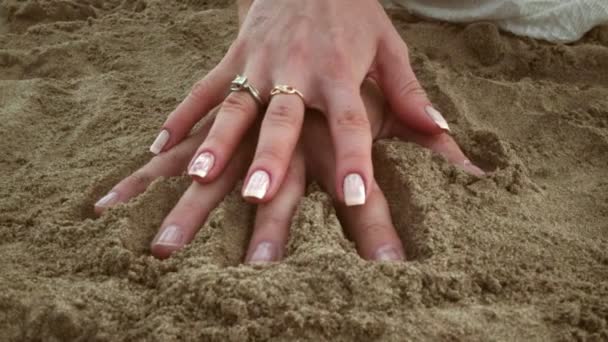 对夫妇使手打印在沙子中。关系的概念。在一起。爱的情侣 — 图库视频影像