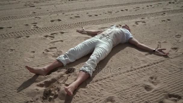 Ember bágyasztó-on homok. Az ember így angyal a homok. Homok Hanyattfekvő ember