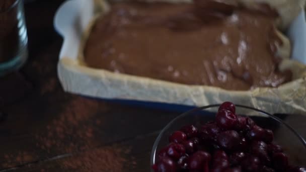 Mannen händerna förbereder med sked deg för bakning choklad paj — Stockvideo