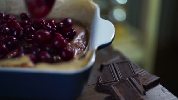 Aggiunga la ciliegia a torta di cioccolato. Cucinare la torta di ciliegie. Dolce di cottura — Video Stock