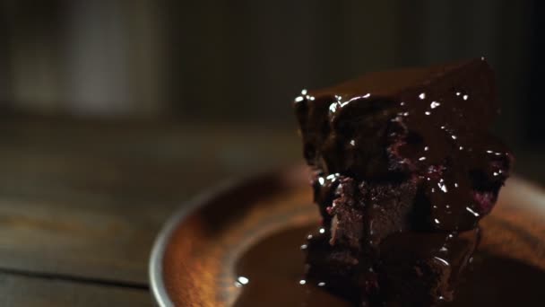 Chef puso cereza en pastel de chocolate brownie. Pastel hecho en casa. Delicioso postre — Vídeos de Stock