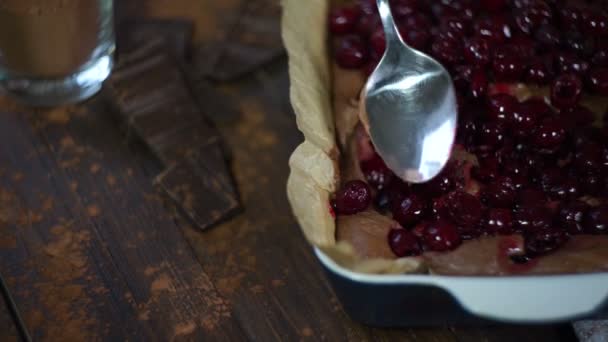 Míchání třešně v těstíčku na čokoládový dort. Vaření čokolády brownie — Stock video