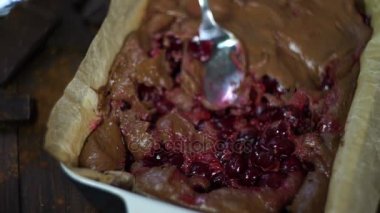 Brownie kek için hamur karıştırma. Kiraz ile hamur. Çikolata tatlı pişirme