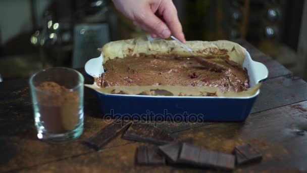 チョコレートのデザートを作る。ケーキを焼くための準備。男の手の広がるチョコレート — ストック動画