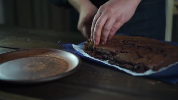 Choklad brownie på tallrik. Kocken serverar choklad efterrätt på plattan — Stockvideo