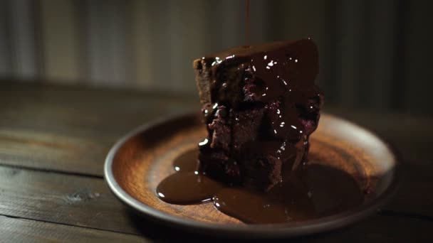 Donkere chocolade stroomt op brownie taart. Chocolade druipend op heerlijk dessert — Stockvideo