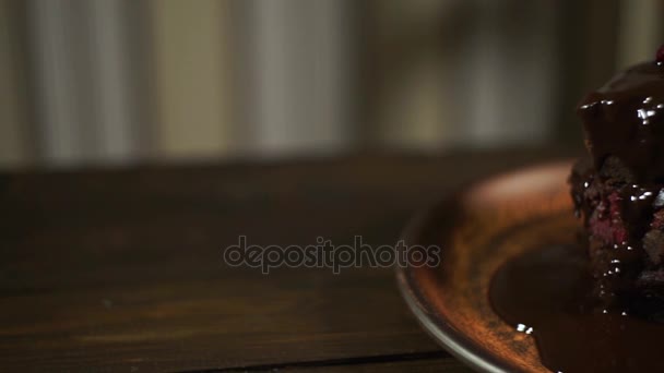 Deliciosos bolos de chocolate na mesa. Bolo de brownies. Cobertura de chocolate em bolo — Vídeo de Stock