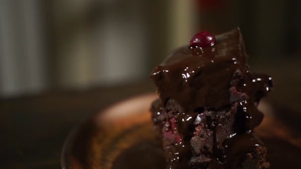 Chocoladecake op keramische plaat. Ouderwetse dessert. Chocolade brownie cake — Stockvideo