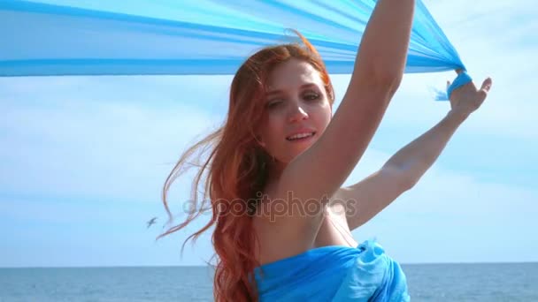 Mujer sensual con tela azul volando en el viento. Retrato de mujer. Pelirrojas mujeres — Vídeo de stock