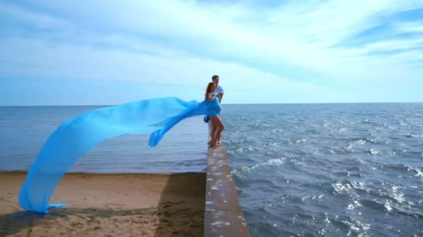 Romantische koppel. Strandvakanties. De zomervakanties. Zwangere paar — Stockvideo