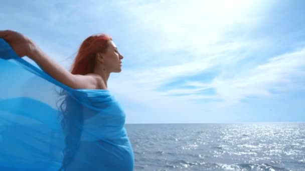 Romantiska kvinnan njuter av graviditet. Gravid kvinna på himmel bakgrund — Stockvideo