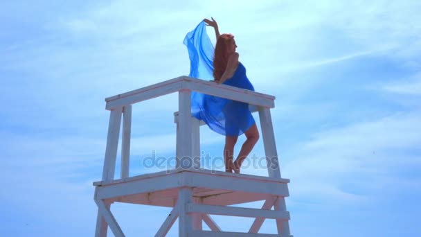 Mujer romántica en la atalaya. Vacaciones al mar. Concepto romántico — Vídeo de stock