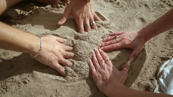 Mãos de casal formando forma de coração de areia. Símbolo de amor. Férias de lua de mel . — Vídeo de Stock