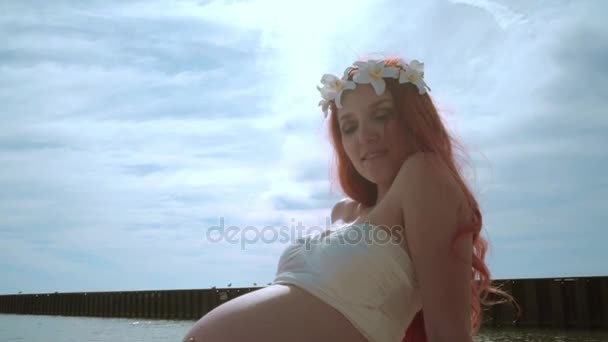 Gravid kvinna porträtt. Graviditet-konceptet. Gravid mage. Kvinnan gravid beach — Stockvideo