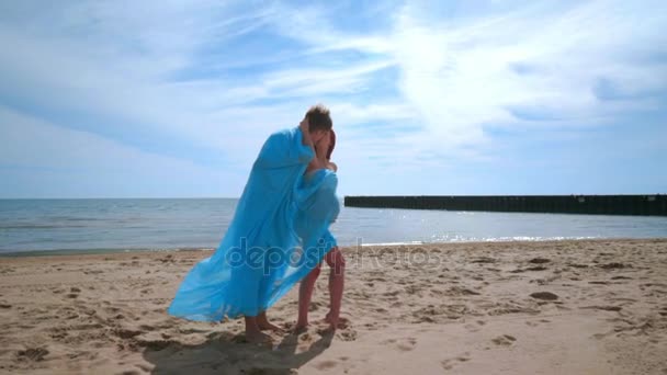 Love couple kissing on beach. Romantic couple having fun on beach — Stock Video