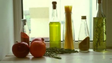 Mutfak penceresinin yanında ürünleri. Pişirme yağı ve mutfak otlar