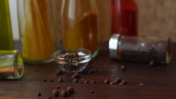 Closeup koření pepřem a rozmarýnem byliny na kuchyňském stole. Koření a byliny — Stock video