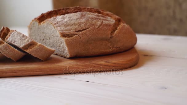 Pão de fatia na tábua de corte. Fatia de pão caseiro. Produtos de panificação — Vídeo de Stock