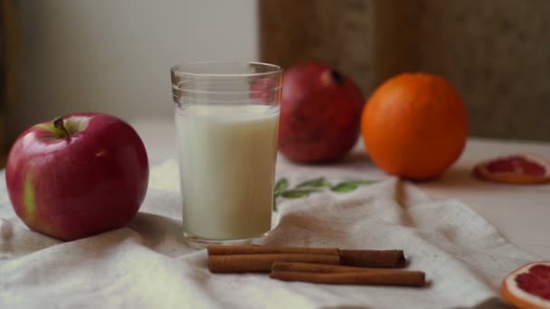 Fruits et verre de lait sur la table de cuisine. Petit déjeuner sain. Pomme fraîche — Video