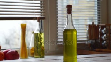 Ayçiçek yağı şişe. Yemeklik yağ cam şişede. Pişirme malzemeleri