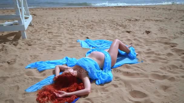 Mujer embarazada acostada en la playa del mar. Vista superior de la hermosa mujer relajarse en la playa — Vídeos de Stock