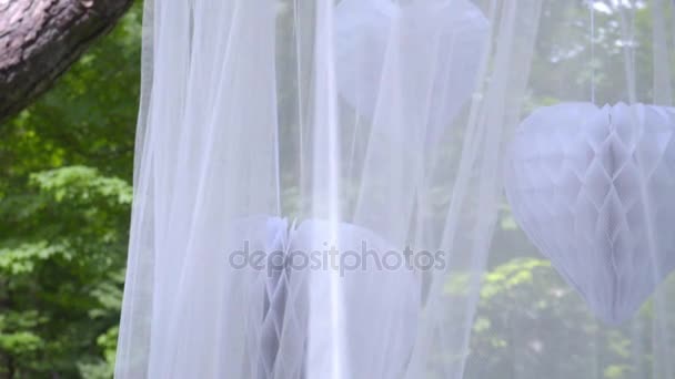 Witte transparante doek op groene achtergrond in het park. Prachtige bruidssluier — Stockvideo