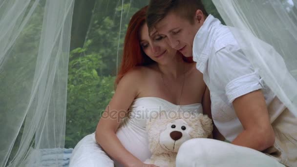 Couple de mariage tenant la main. Gros plan du couple amoureux tenant la main tendre — Video