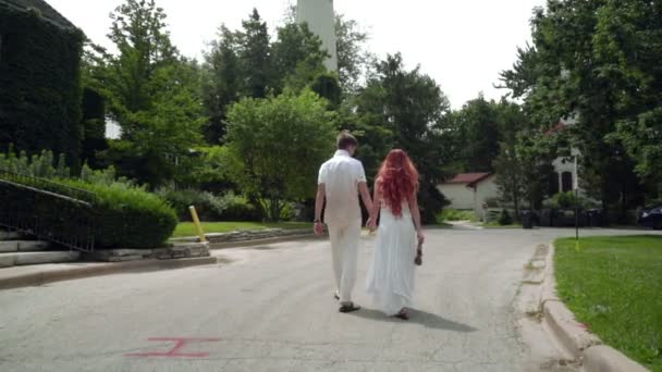 爱的情侣在公园散步。热恋中一起手牵手的情侣 — 图库视频影像
