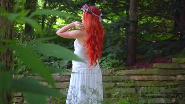 Uomo che spiava la rossa nella foresta verde. Capelli rossi donna in abito bianco — Video Stock