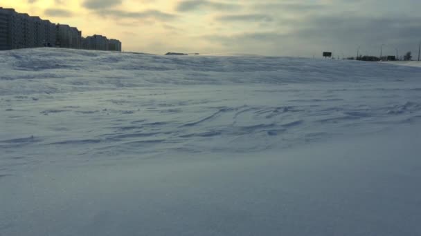 Winterlandschaft mit Schneeverwehungen. Schneewind in der Winterstadt. Schneesturmstadt — Stockvideo