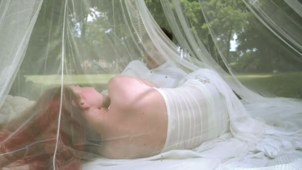 Romantický Datum jsou venkovní. Láska pár ležící v bílé romantické dekorace v parku