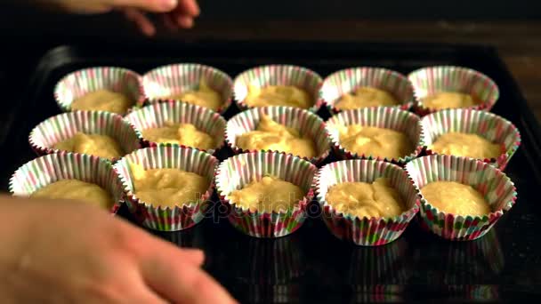 Chef tomar bandeja para hornear con cupcakes. Cocinar magdalenas. Testo en formas de papel — Vídeos de Stock