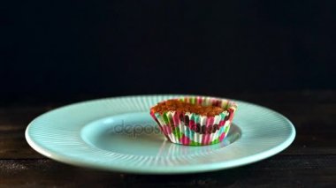 Şef seramik tabağa kek koy. Ev yapımı kek. Kağıt tepsisinde muffins