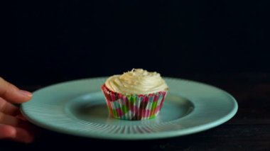 El seramik plaka üzerinde cupcake götürün. Lezzetli kek kek